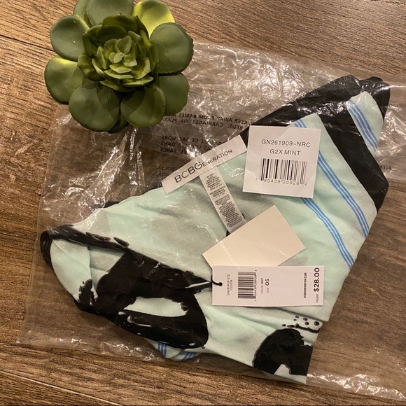 ⬇️ BCBG Babe Bandana Mint Green Neck Scarf - Picture 4 of 4